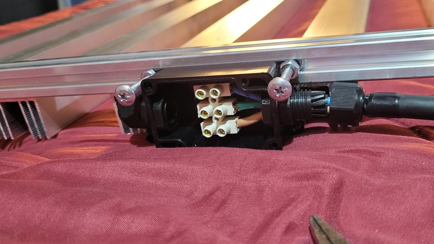 Haga clic en la imagen para ver una versión más grande

Nombre:	caja electrica.jpg
Visitas:	239
Size:	171,2 KB
ID:	2393